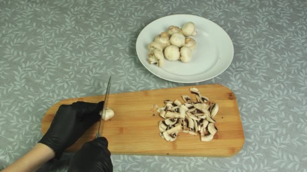 Krájení hub s detailním záběrem s kuchyňským nožem na prkně — Stock video