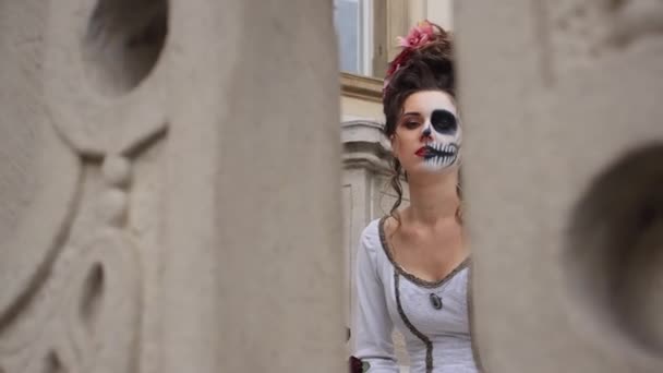 Chica en la imagen de un demonio con maquillaje para Halloween, primer plano. — Vídeos de Stock