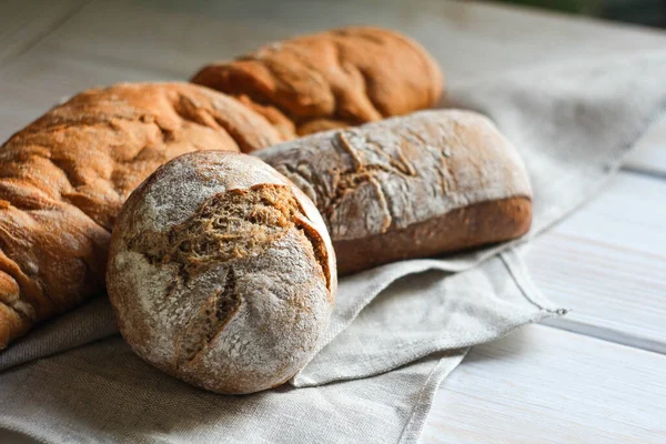 Ev yapımı ekmek ve ciabatta. Sağlıklı ve lezzetli yemek kavramı. Kareli peçetede ev yapımı ekmek.