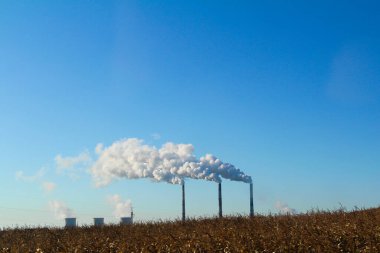 Altı fabrika bacasından çıkan dumandan kaynaklanan hava kirliliği.