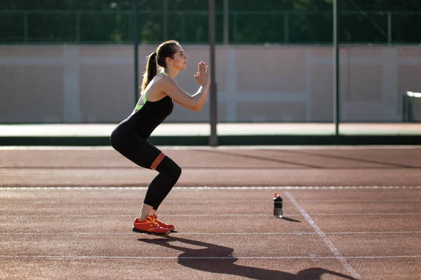 Atleta Haciendo Ejercicios Pista Atletismo Mujer Corredora Estirando Los Músculos — Foto de Stock