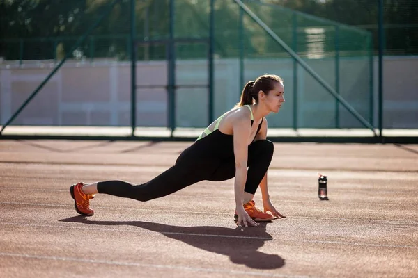 Mujer Atlética Haciendo Ejercicios Estiramiento Antes Entrenar Estadio Ciudad Entrenamiento — Foto de Stock