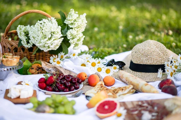 Picnic Verano Parque Con Champán Celebración Frutas Frescas Deliciosos Pasteles Imágenes De Stock Sin Royalties Gratis