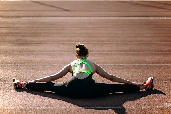 Hermosa Señora Deportiva Haciendo Estiramiento Estadio Práctica Flexibilidad Mujer Atlética — Foto de Stock