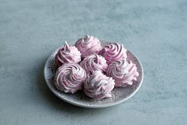 Tabakta ev yapımı pembe şekerlemeler var. Gri arkaplan. 