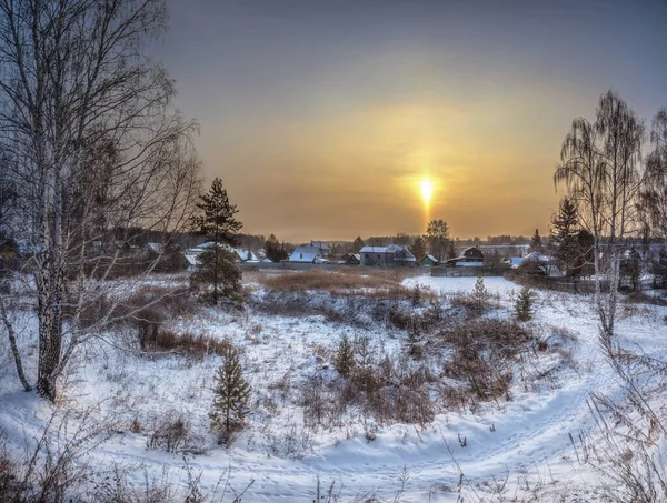Winterlandschaft Mit Schnee Der Heiligenschein Erhebt Sich Über Dem Dorf — Stockfoto