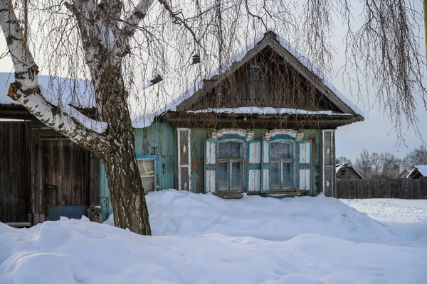 Haus Wald Altes Schneebedecktes Holzhaus Mit Geschnitzten Fensterläden Toren Und — Stockfoto