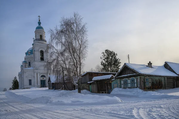 Church Snow Rural Street Wooden Houses Leading High Church Made — Stock Photo, Image