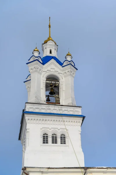 Ein Glockenturm Mit Schweren Glocken Einer Alten Weißen Steinkirche Kamyshlov — Stockfoto