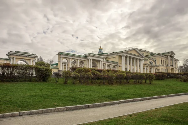Dwór Charitonow Rastorguev Pałac Pionierów Jekaterynburgu Jesienny Pochmurny Dzień Słynny — Zdjęcie stockowe
