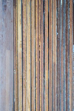 Eski bir duvarın ahşap dokusu. Dar dikey tahtalar mavi-kahverengi. yakın plan