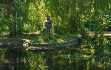 Karlovy Vary (Çek Cumhuriyeti) pavyonları bahçeler ve mineral şifa pınarları. Şehir yürüyüşleri, ünlü parklar ve eşsiz mimarisi olan yerler. Bakımlı şehir yeşilliklerle çevrili.