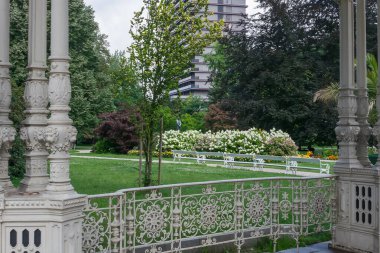 Karlovy Vary (Çek Cumhuriyeti) pavyonları bahçeler ve mineral şifa pınarları. Şehir yürüyüşleri, ünlü parklar ve eşsiz mimarisi olan yerler. Bakımlı şehir yeşilliklerle çevrili.