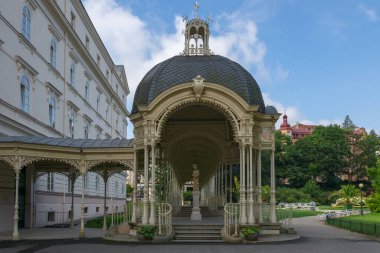 Karlovy Vary (Çek Cumhuriyeti) pavyonları bahçeler ve mineral şifa pınarları. Şehir yürüyüşleri, ünlü parklar ve eşsiz mimarisi olan yerler. Bakımlı şehir yeşilliklerle çevrili.