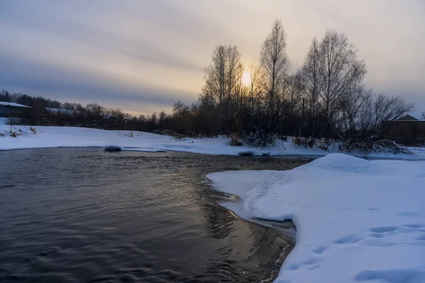 Nehirli Kış Manzarası Akşam Neiva Nehri Nde Rusya Beyaz Kar — Stok fotoğraf