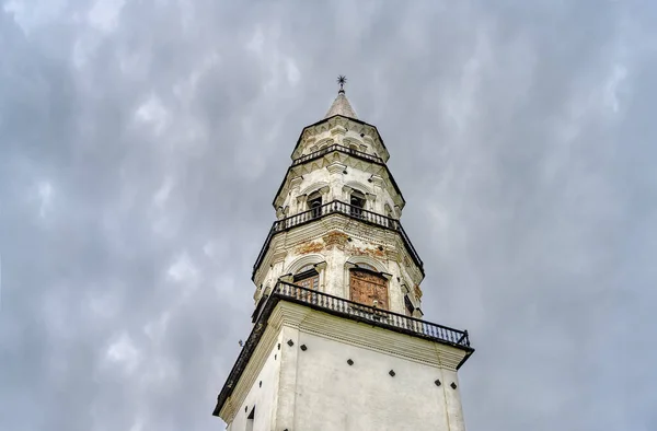 Torre Nevyanskaya Rusia Torre Inclinada Sobre Fondo Cielo Gris Nublado — Foto de Stock