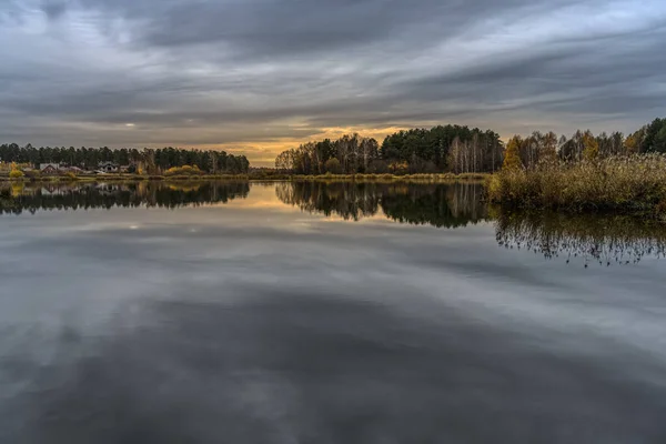 Jezero Podzim Ráno Mezi Nebem Vodou Odraz Šedé Oblačné Oblohy — Stock fotografie