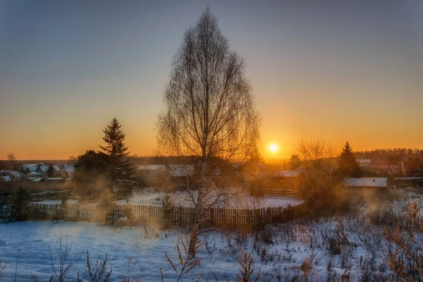 Sonnenaufgang Über Dem Dorf Aufgrund Des Frosts Legte Sich Der — Stockfoto