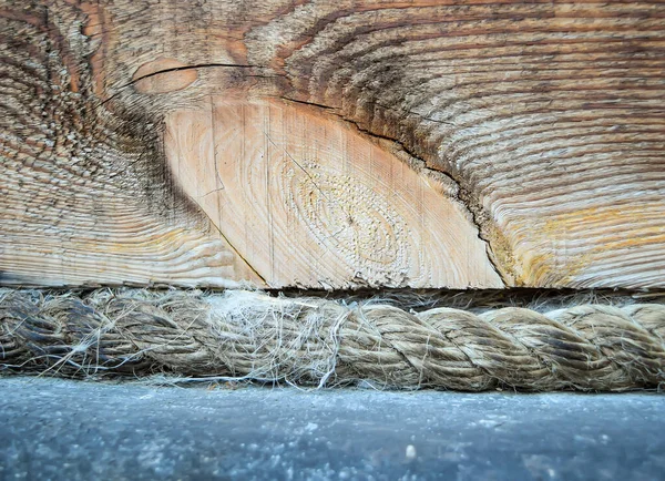 木製の壁とリネンロープで基礎の断熱材 接近中だ 背景のテクスチャ 自然環境に優しい材料 — ストック写真