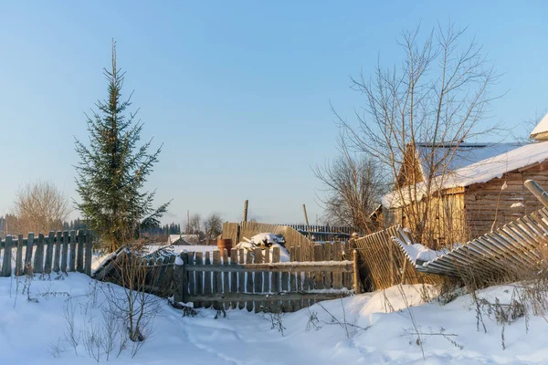 Rustieke Winterfoto Met Een Houten Huis Een Gammel Plankenhek Een — Stockfoto