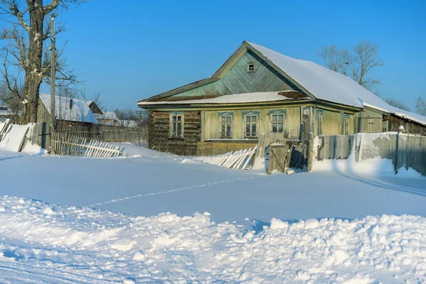 Holzhaus Mit Klapprigem Zaun Einem Dorf Einem Klaren Wintertag Viel — Stockfoto