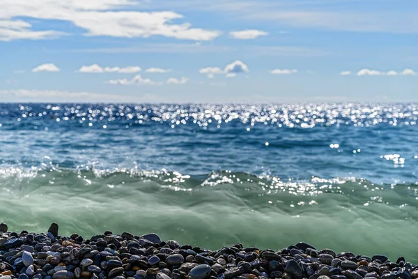 Мокрая Разноцветная Галька Берегу Моря Омытая Волнами Полосы Морского Пейзажа — стоковое фото