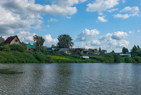 Village Bord Lac Par Une Journée Ensoleillée Été Bord Lac — Photo