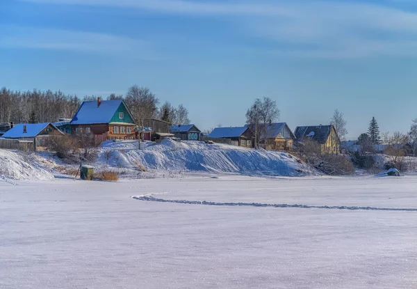 Winterlandschaft Mit Holzhäusern Auf Dem Berg Einem Sonnigen Wintertag Schneekörner — Stockfoto
