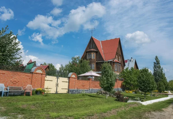 Uma Rua Aldeia Sedelnikovo Ural Rússia Com Uma Bela Casa — Fotografia de Stock