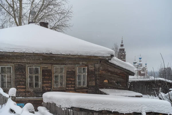 Verschneites Altes Bauernhaus Traditionellen Russischen Stil Mit Schneeverwehungen Und Schneefall — Stockfoto