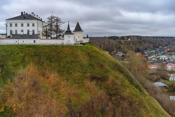 秋にトボリスク市 シベリア ロシア のパノラマビュー 高い丘の上には白い石の古いクレムリンがあり 塔や教会があり 山の下には市民の家があります — ストック写真