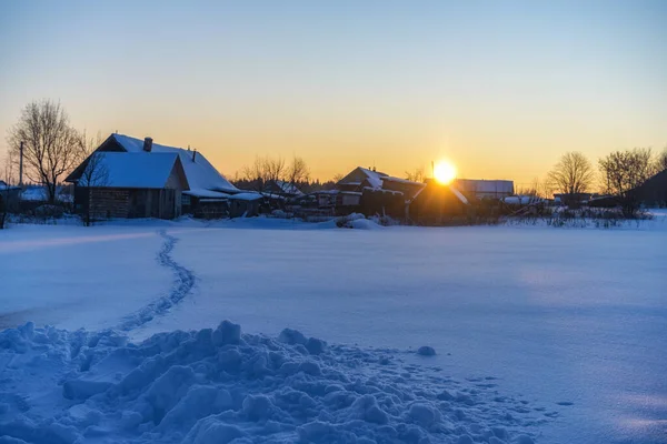 Winterdörfliche Landschaft Bei Sonnenuntergang Mit Einem Verschneiten Feld Und Einem — Stockfoto