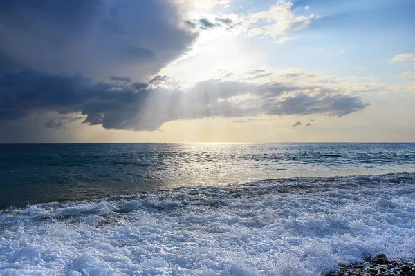 Солнечные Лучи Пробиваются Через Дыру Облаке Падают Море Берегу Много — стоковое фото
