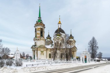 Kışın, eski Byngi köyünde (Nevyansk bölgesi, Rusya) eski bir taş kilise. Görkemli kilise köye hükmediyor ve dünyanın dört bir yanından gelen halk ve turistler tarafından saygı görüyor..