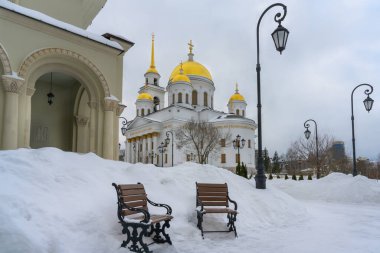 Alexander Nevsky Katedrali bir kış günü Yekaterinburg (Rusya) manastırlarından birinde. Ön cephede Hz. Davud 'un kitabından bir yazı vardır. Altın kubbeler, kule, sütun tepeleri 