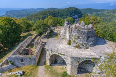 Güneşli bir yaz gününde Yeni Athos (Abhazya) yakınlarındaki dağlarda eski bir harabe savunma kalesi. Kuş bakışı. Tarihi kalenin panoraması. Dağların tepesindeki ünlü kale.. 