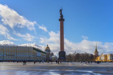 Baharın başlarında güneşli bir günde St. Petersburg 'daki Saray Meydanı ve Alexander Sütunu manzarası. Şehir merkezi güzel binalar, antik mimarinin katedralleri bakımından zengindir.