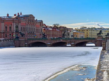 Fontanka Nehri (St. Petersburg, Rusya) üzerindeki Anichkov Köprüsü manzarası. Dört heykel grubuna sahip kadim bir kemerli köprü 
