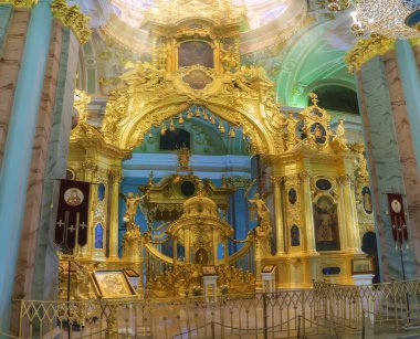 St. Petersburg (Rusya) 'daki Peter ve Paul Katedrali' nin mihrabındaki Royal Doors. Zengin, yaldızlı bronz, kaya kristali ve Venedik camı ile bitirir. Işık huzmeleri yukarıdan kubbeye doğru düşüyor.