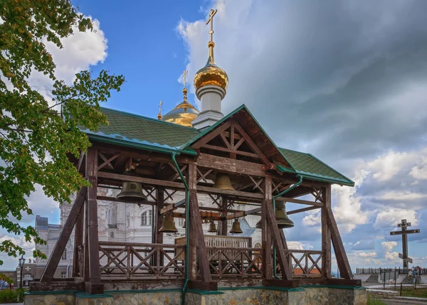 Blick Auf Einen Hölzernen Glockenturm Mit Gegossenen Glocken Kloster Belogorsk — Stockfoto