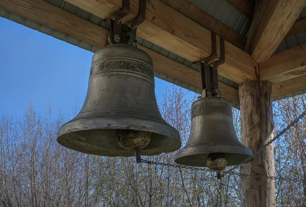 Einem Sonnigen Frühlingstag Werden Glocken Auf Einem Hölzernen Ländlichen Glockenturm — Stockfoto