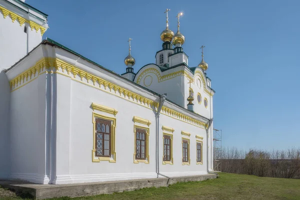 Antigua Iglesia Rural Restaurada Contra Cielo Azul Día Soleado Primavera —  Fotos de Stock