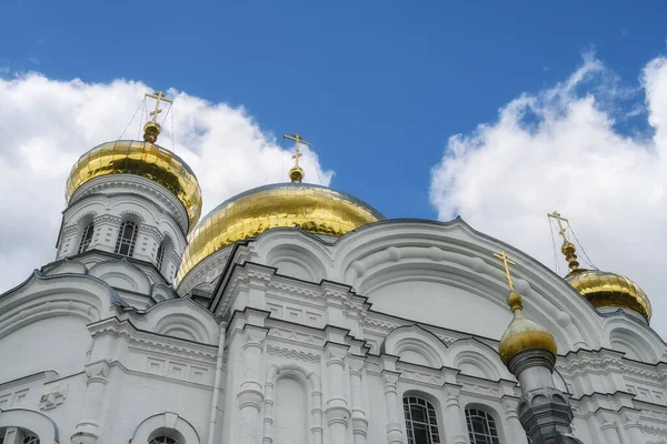 Goldene Kuppeln Der Alten Majestätischen Kirche Auf Belaya Gora Territorium — Stockfoto
