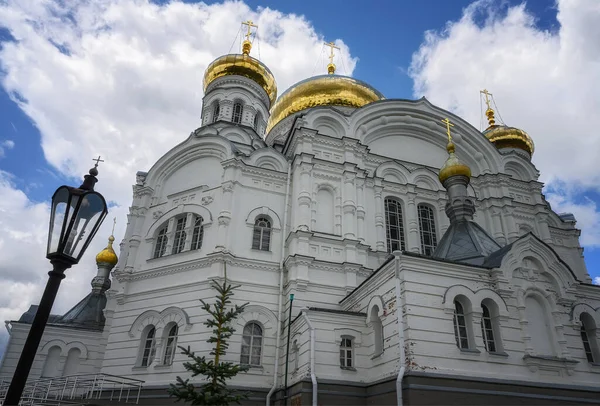 Goldene Kuppeln Der Alten Majestätischen Kirche Auf Belaya Gora Territorium — Stockfoto