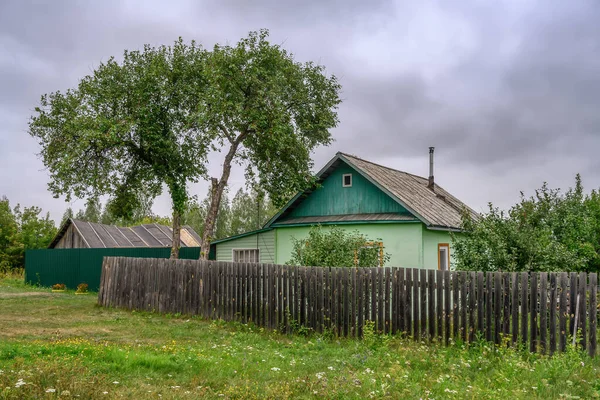 Maison Rustique Bois Avec Jardin Devant Dans Style Traditionnel Russe — Photo