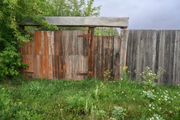 Uma Cerca Tábua Com Portão Perto Uma Antiga Casa Aldeia — Fotografia de Stock