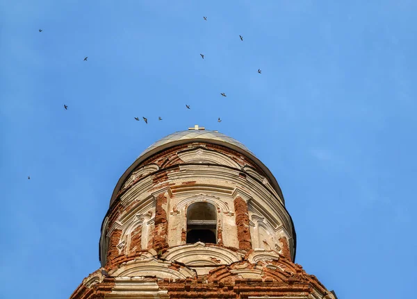 Die Spitze Eines Baufälligen Ziegelglockenturms Mit Einer Goldenen Kuppel Vor — Stockfoto