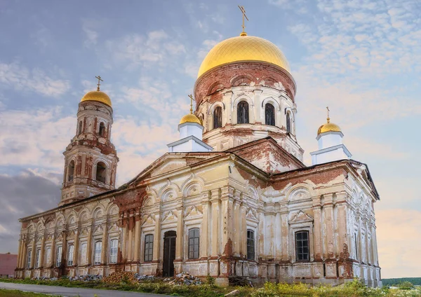 Ein Alter Gemauerter Tempel Mit Alten Glocken Und Goldenen Kuppeln — Stockfoto