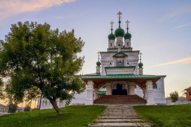 Bir yaz sabahı Solikamsk (Kuzey Ural, Rusya) taşra kasabasındaki eski Trinity Kilisesi manzarası. Birçok kubbesi olan bir tepedeki görkemli tapınak şehrin dekorasyonudur. Tarihsel miras.