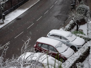Madrid 'de kar yağarken arabalar